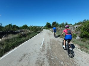 Cycling guided tours self vs couple tour